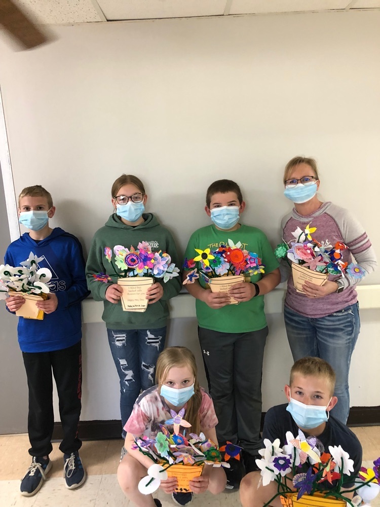 Student Council members deliver May Day flowers